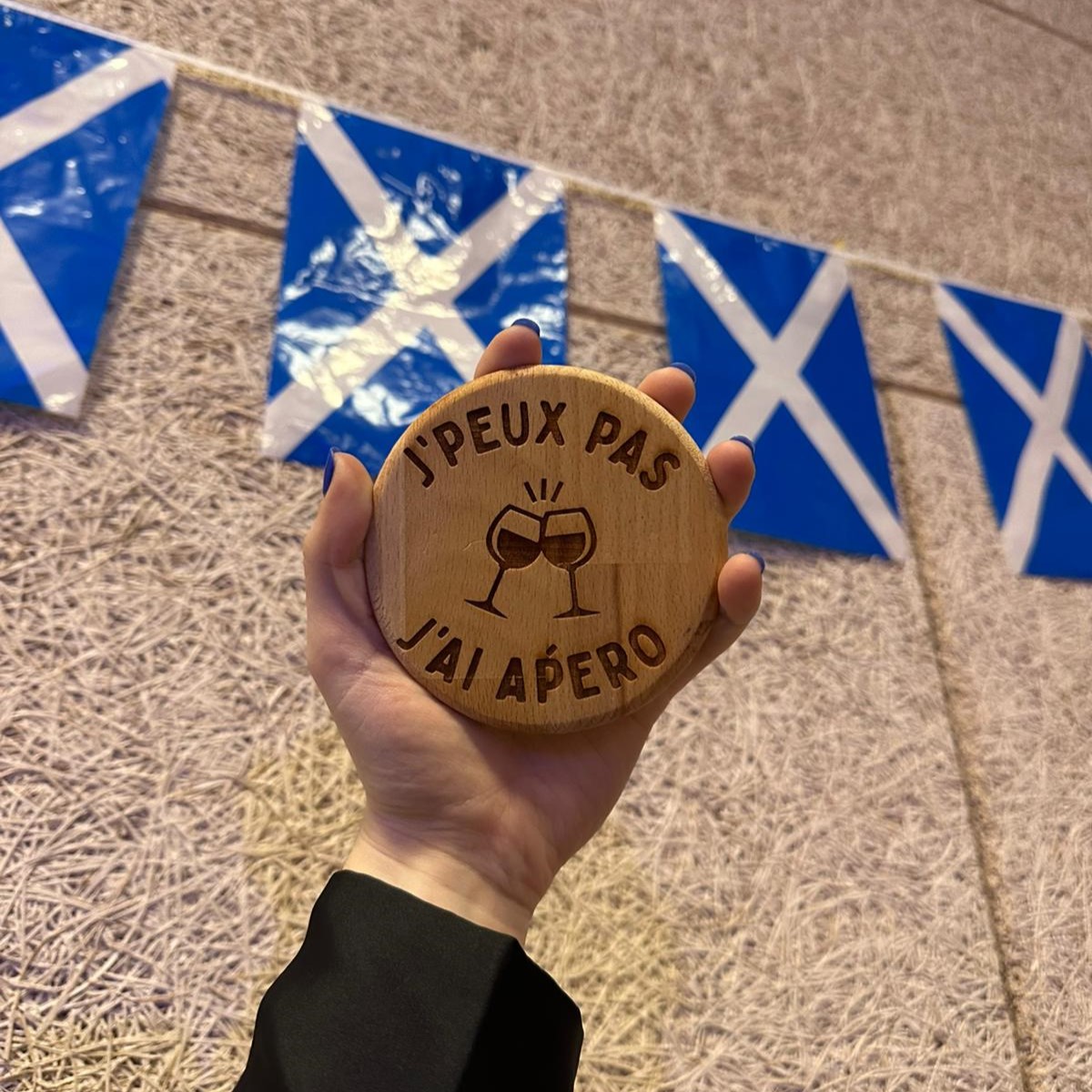 Nos Decabock devant le drapeau écossais